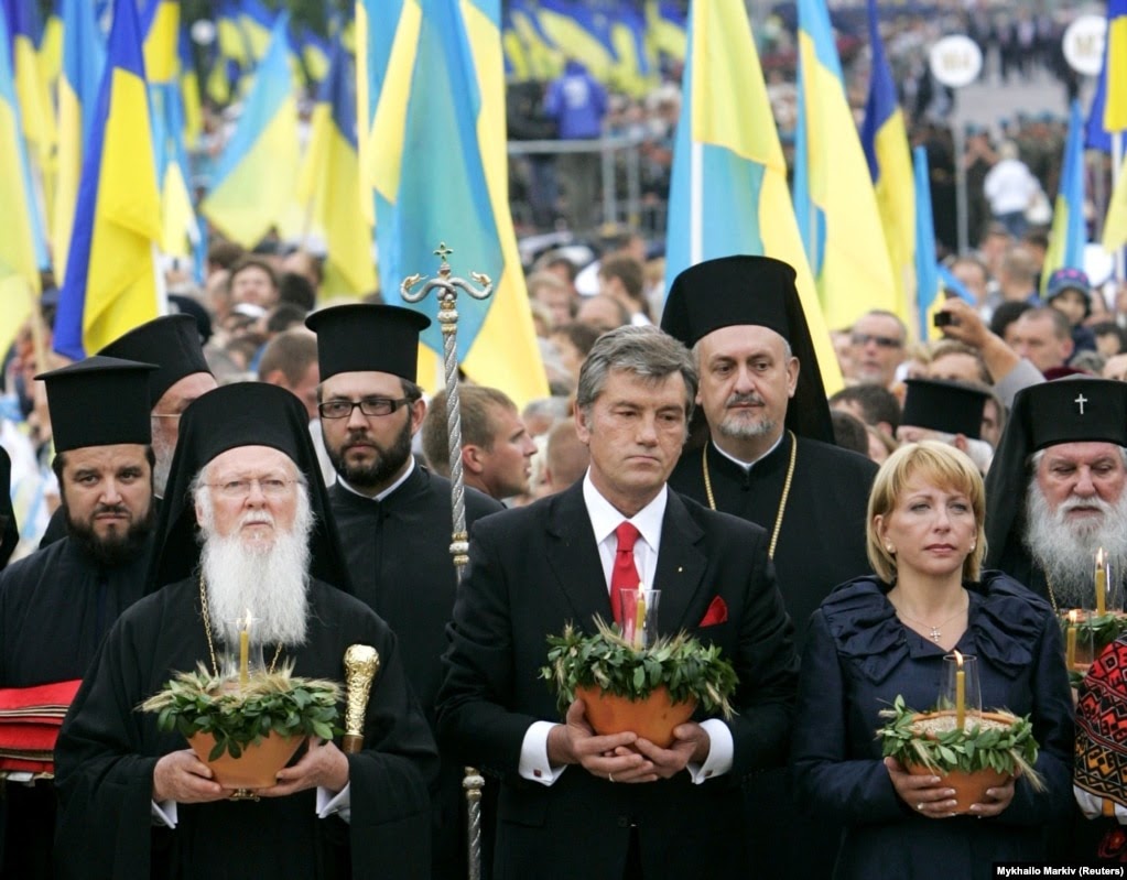 Вселенський патріарх Варфоломій (другий зліва), президент України Віктор Ющенко (четвертий зліва), його дружина Катерина (друга справа) та представники церкви відвідують пам’ятник жертвам Голодомору-геноциду в Україні у 1932 –1933 роках. Київ, 26 липня 2008 року