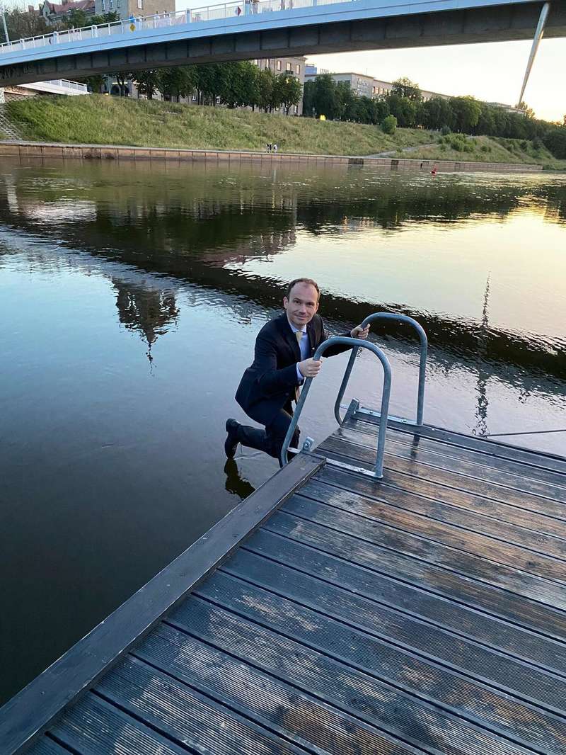 Малюська показал "купание" в костюме в Вильнюсе dqxikeidqxiqqeant