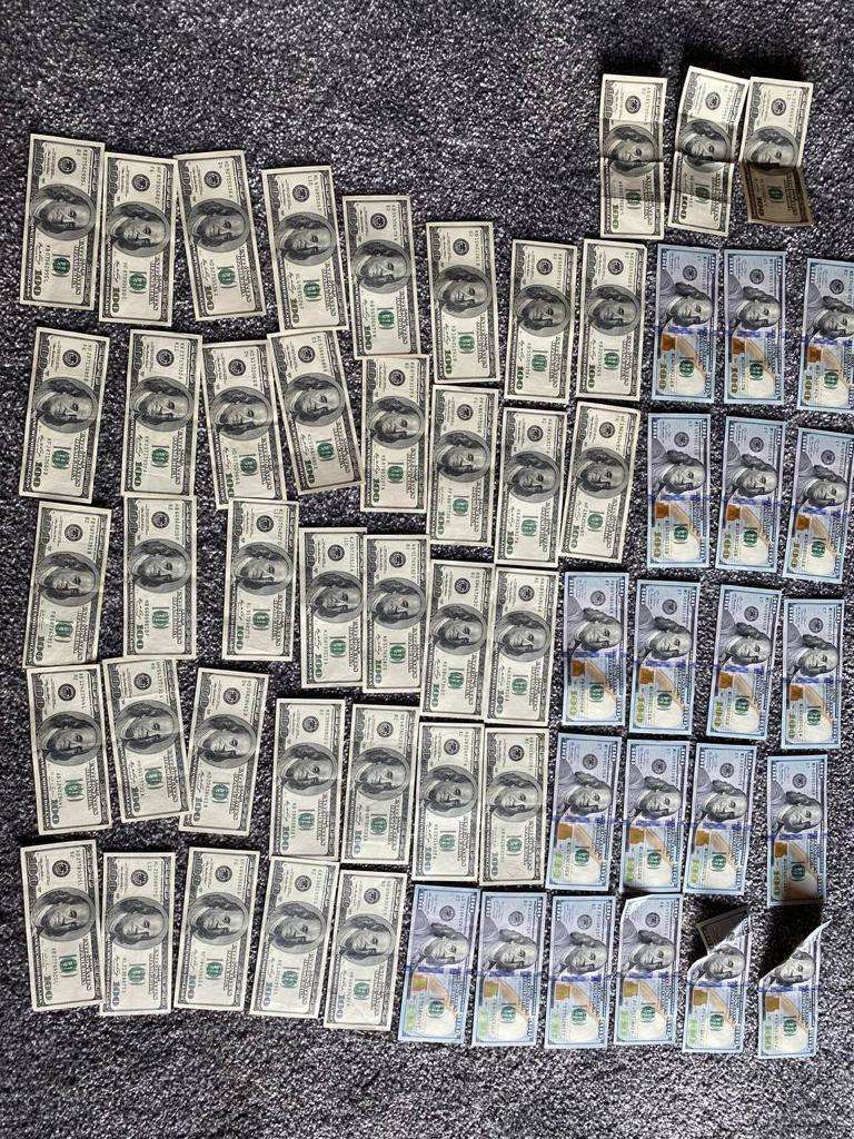 У підозрюваних виявили велику суму готівки