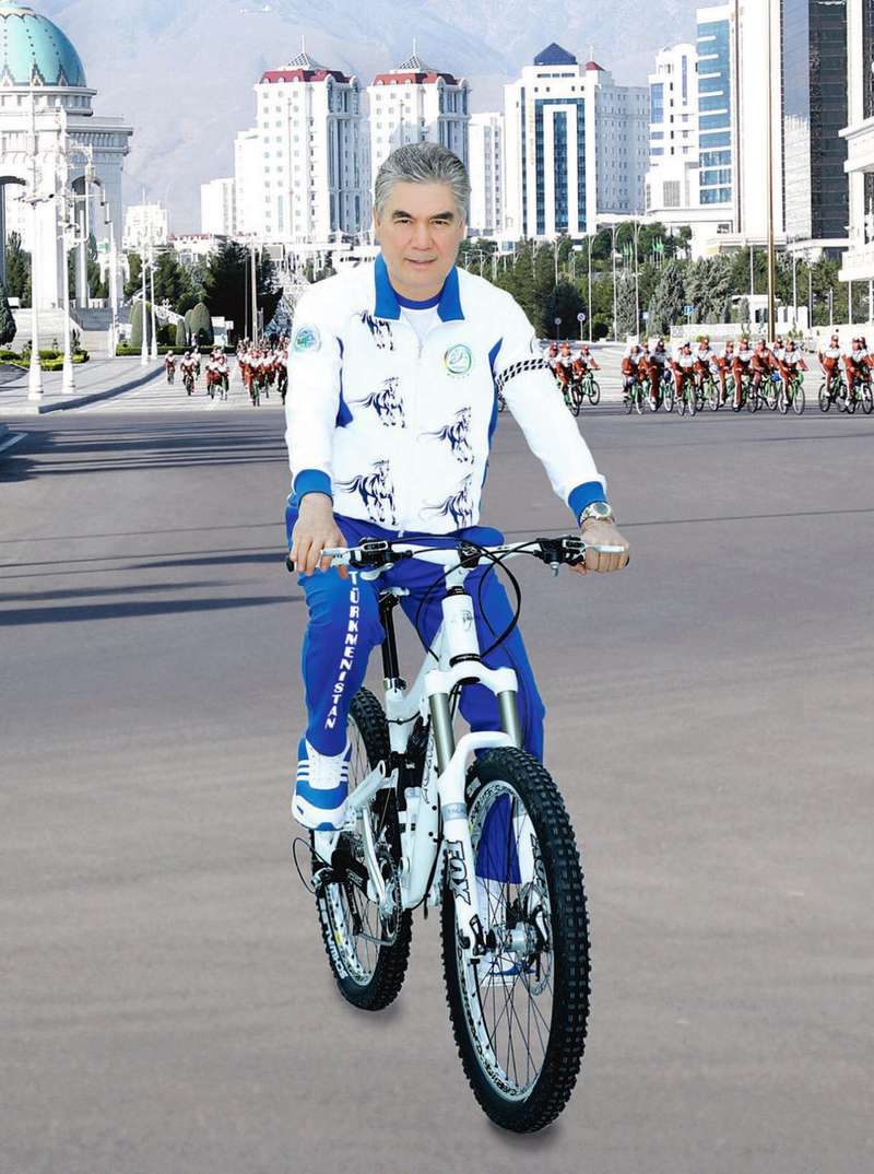 Возможно, это изображение (1 человек, стоит, велосипед и на открытом воздухе) dqxikeidqxitkant