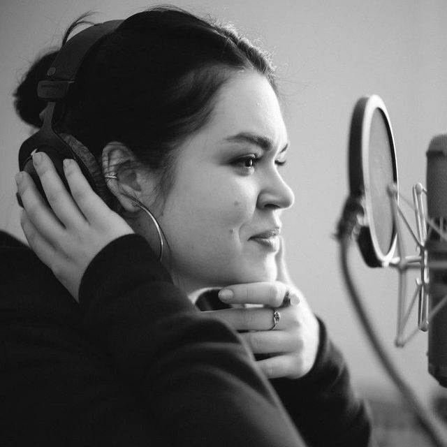 Девушка – певица, она принимала участие в вокальном шоу "Голос країни" dqxikeidqxiqqeant