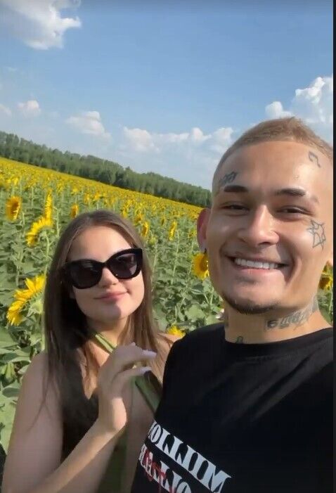 Моргенштерн с Диларой на фоне поля с подсолнухами dqxikeidqxiqqeant