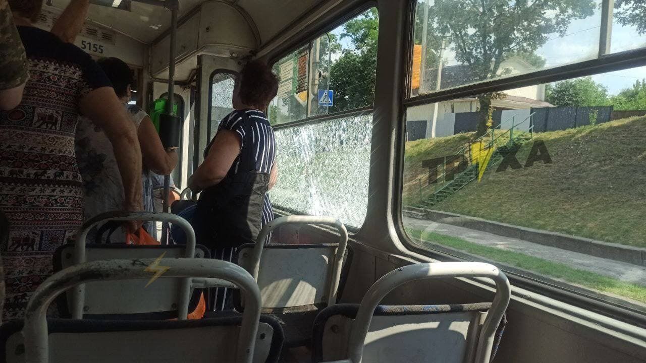 Разбитое стекло трамвая ранило мужчину в салоне dqxikeidqxitkant