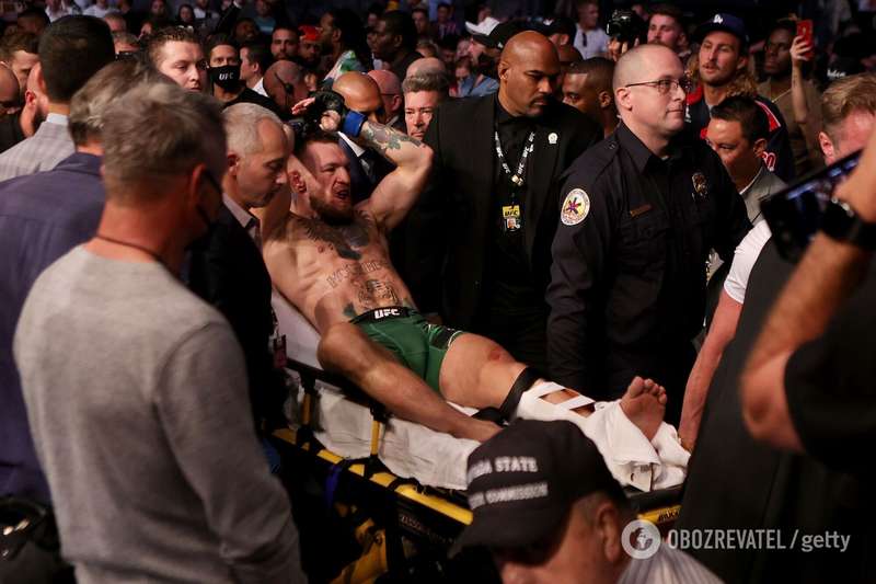 Конора увезли с арены на каталке.