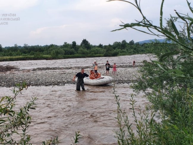 Сотрудники ГСЧС спасли 11 человек на водоемах Прикарпатья 03