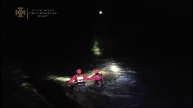 Сотрудники ГСЧС спасли 11 человек на водоемах Прикарпатья 04
