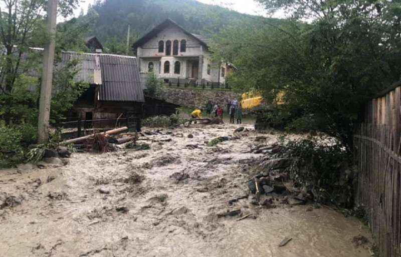 Наводнение на Закарпатье и Прикарпатье: спасатели вытаскивают людей из воды (видео, фото) - 1 - изображение dqxikeidqxitkant