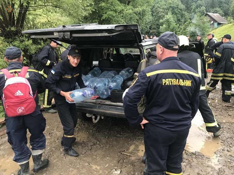 Наводнение на Закарпатье и Прикарпатье: спасатели вытаскивают людей из воды (видео, фото) - 4 - изображение