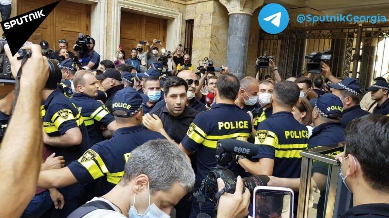 Драка в грузинском парламенте dqxikeidqxitkant