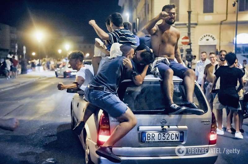 Фанаты сборной Италии празднуют победу.