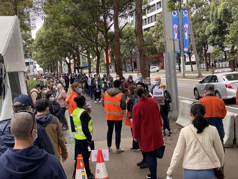 Рассел Кроу отстоял 7-тысячную очередь за прививкой от COVID-19 - 1 - изображение dqxikeidqxitkant