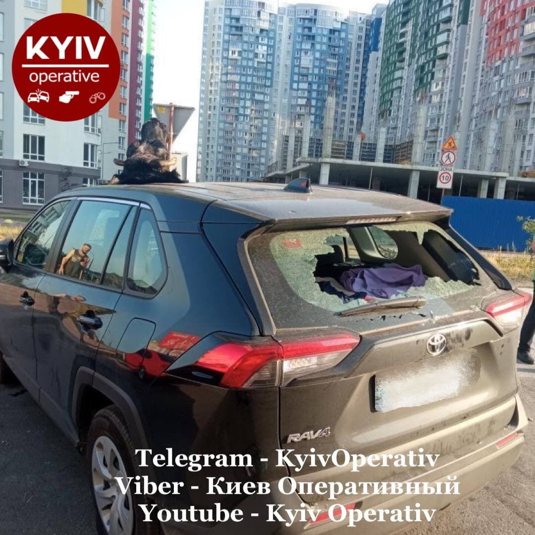 Автомобилю разбили стекла и прокололи шины.