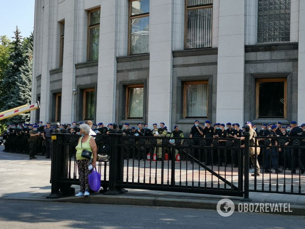 Силовики оцепили здание парламента. dqxikeidqxiqqeant
