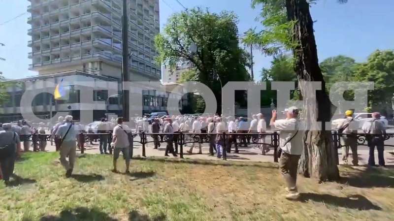 Митингующие перекрыли улицы Шелковичную и Грушевского.