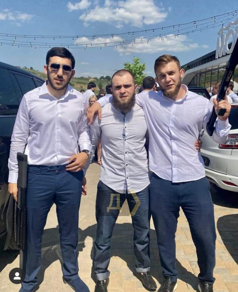 Чеченці біля ресторану dqxikeidqxitkant