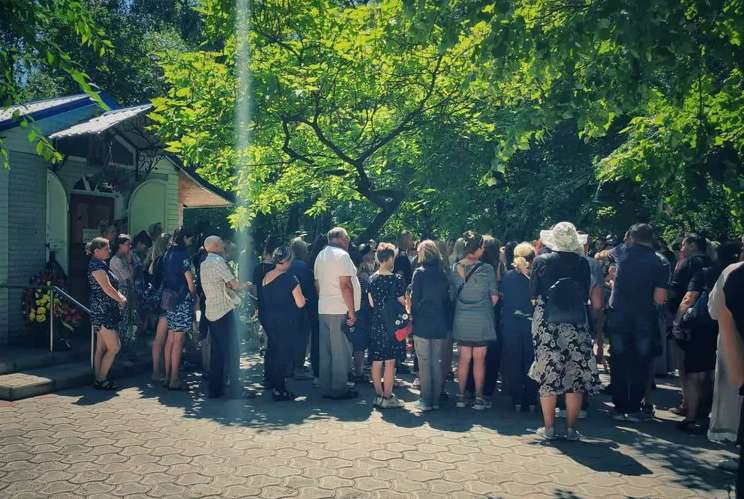 Настю Карнаух провели в последний путь dqxikeidqxiqqeant