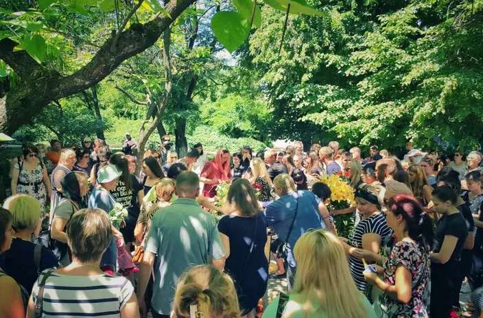 Проститься с девочкой пришло много людей