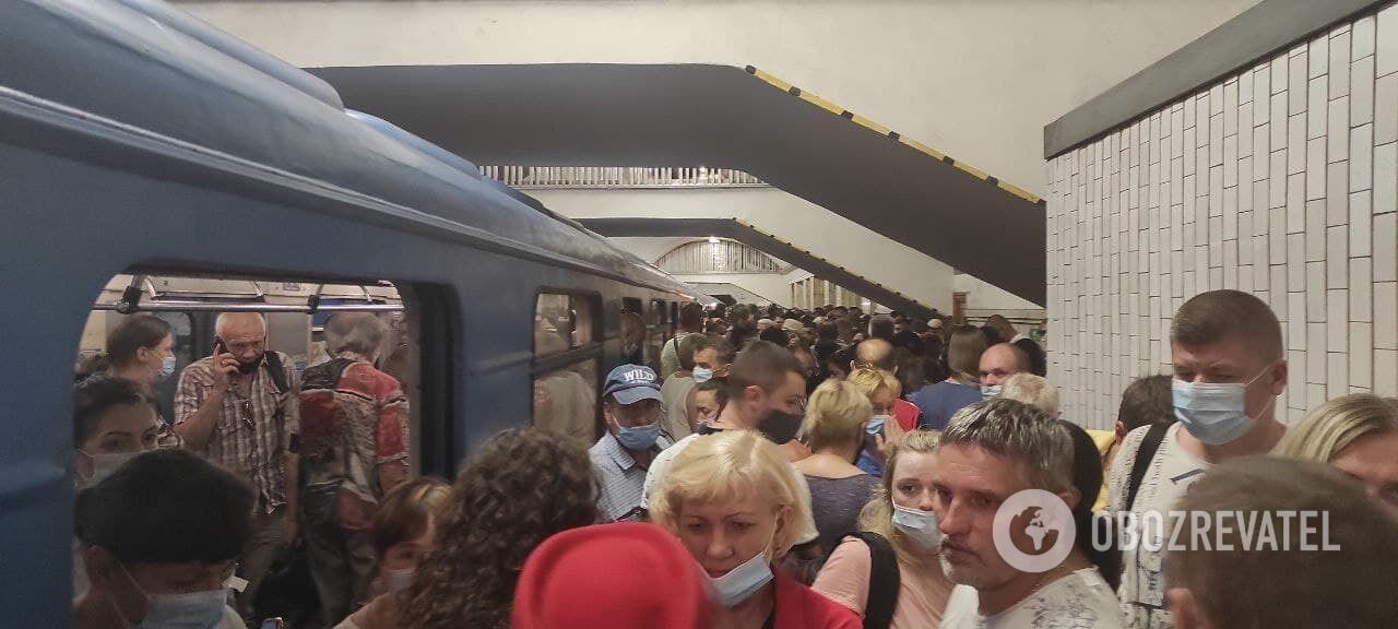 Пассажиры на станции "Левобережная"