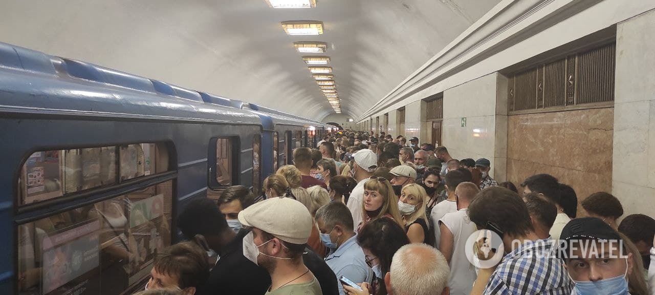 Пассажиры толпятся возле поезда на станции "Крещатик"