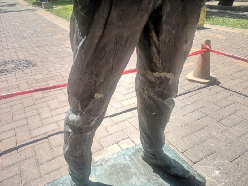 памятник виктору цою, виктор цой, алматы, казахстан, цой в алматы, коммунальщики, памятник упал, снесли памятник цою dqxikeidqxiqqeant