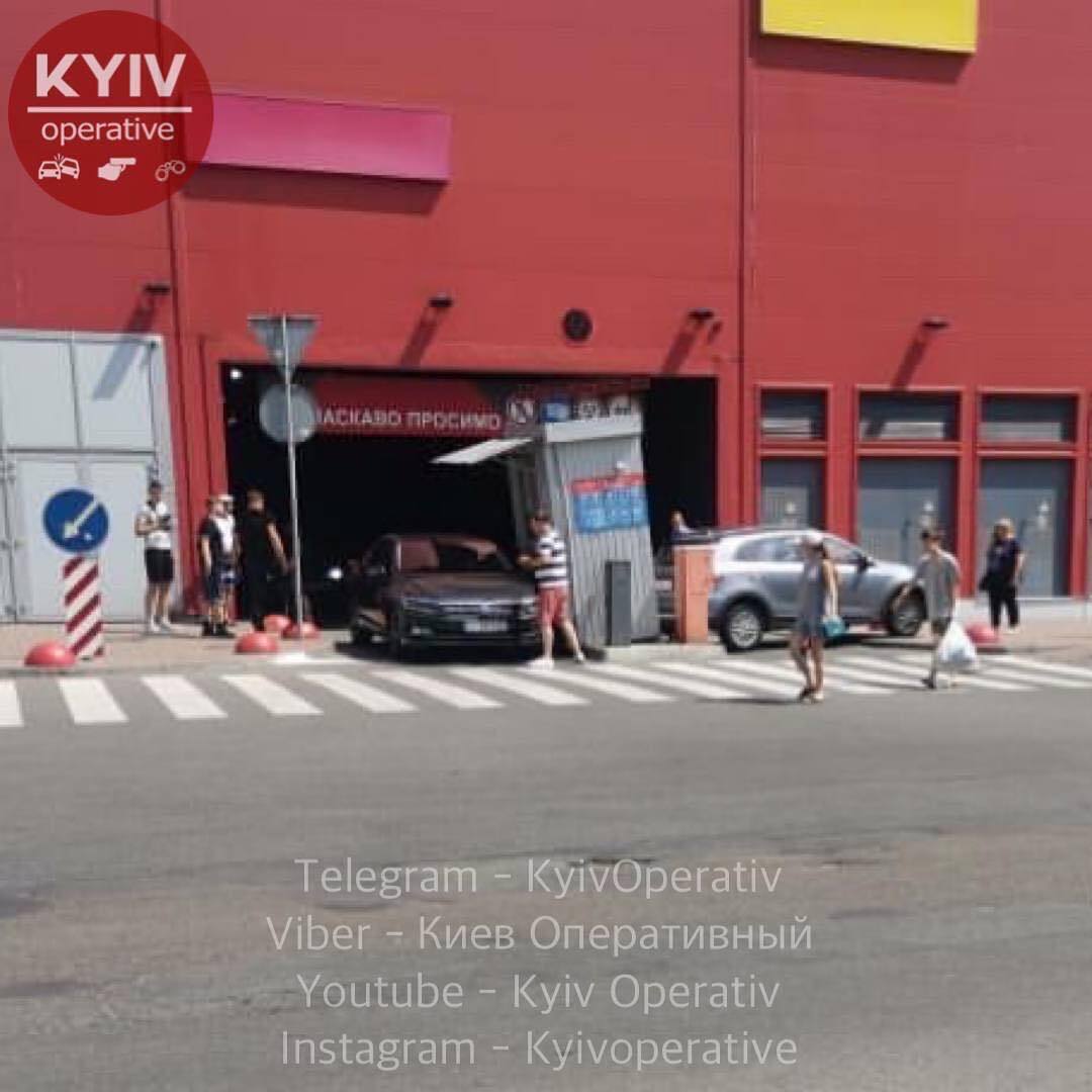 Женщина въехала в здание торгового центра "Район" dqxikeidqxiqqeant