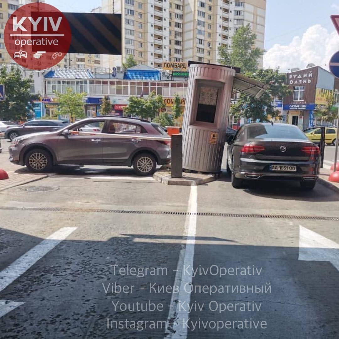 Женщина за рулем протаранила будку парковщика