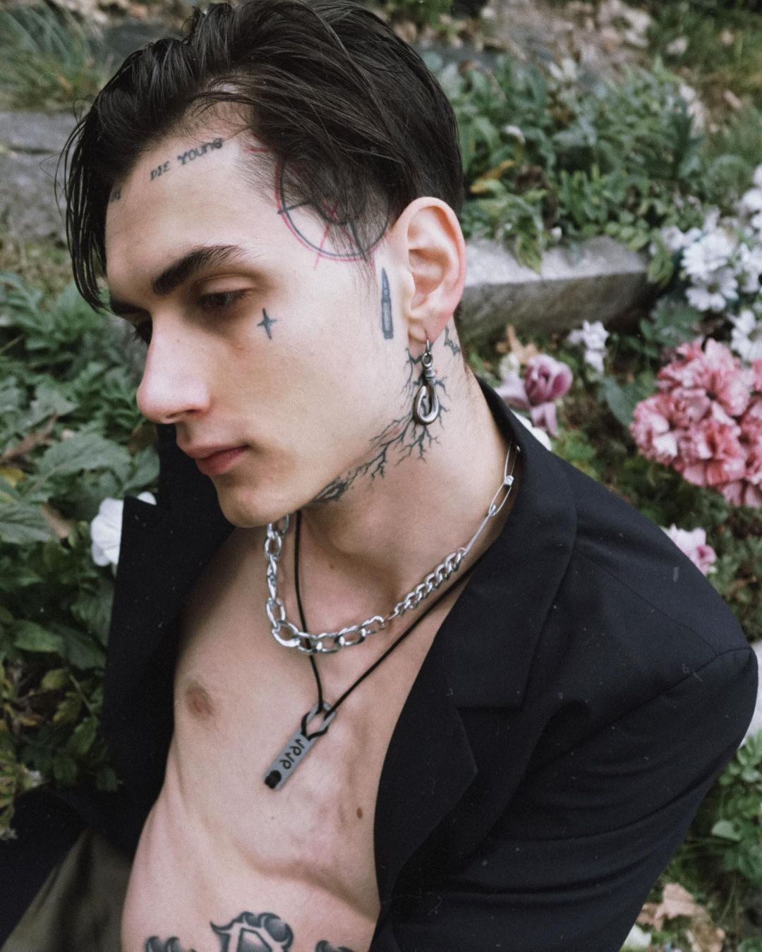 Парень живет в Киеве и занимается тату