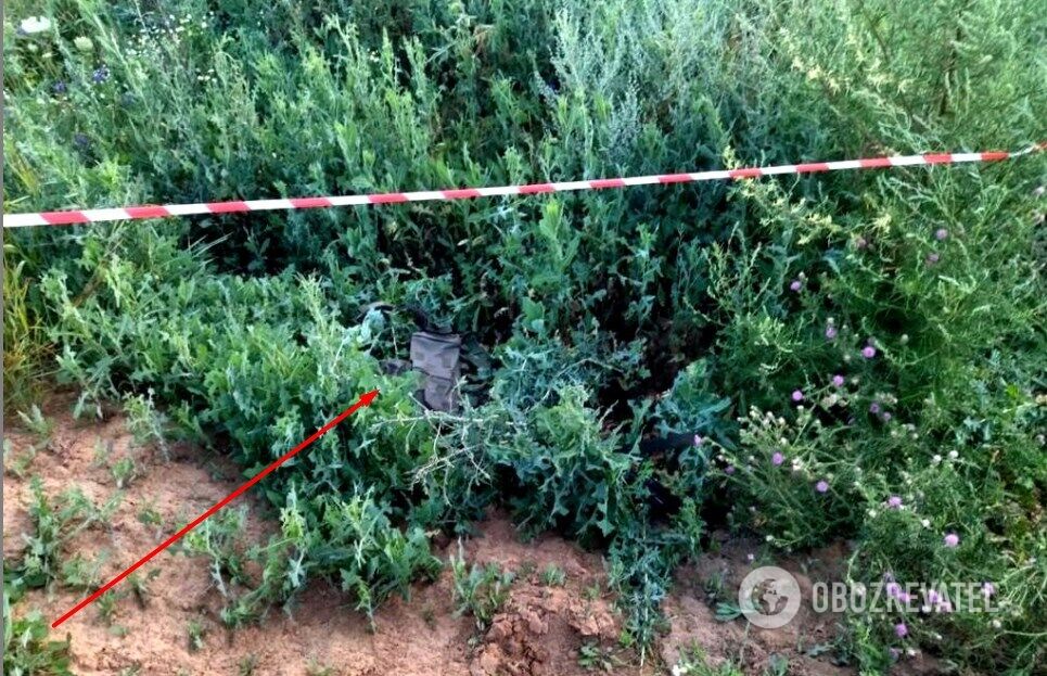 Оружие и разгрузочный жилет выбросили в поле