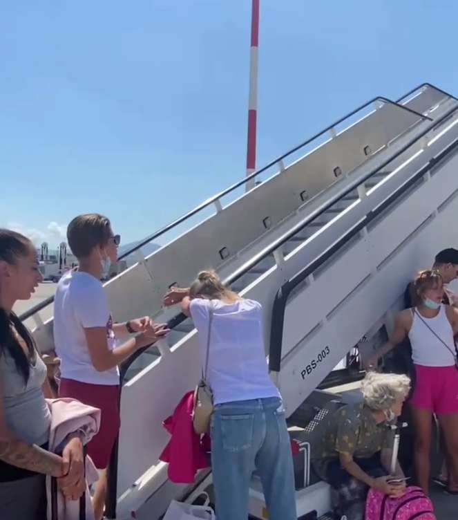 Пассажиров 40 минут продержали у самолета на жаре. dqxikeidqxiqqeant