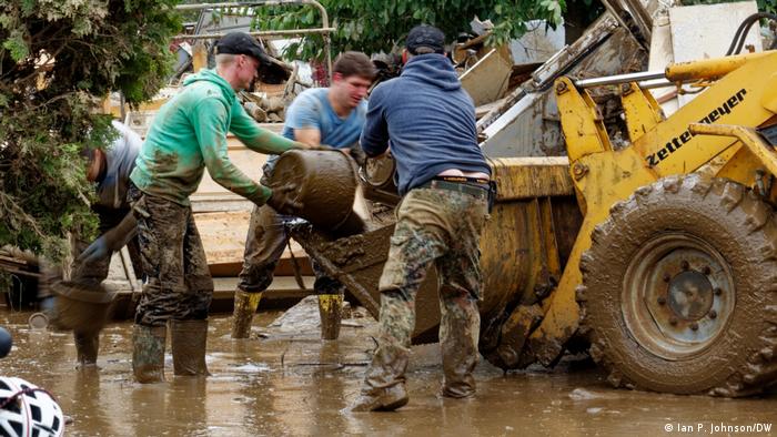 Волонтери допомагають з наслідками катастрофи