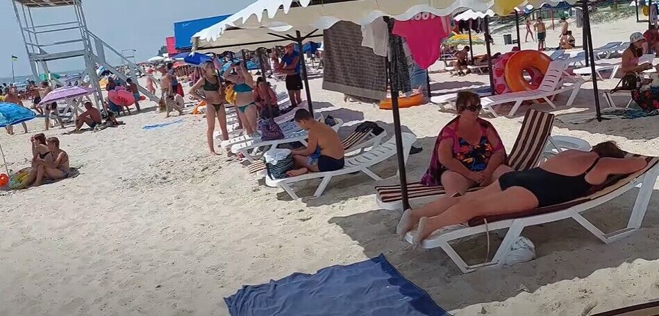 На пляже много людей.