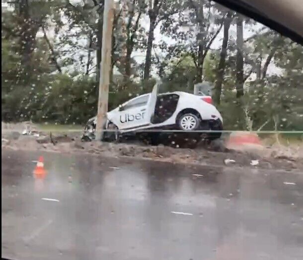 Машина вылетела за пределы дороги и протаранила столб. dqxikeidqxitkant