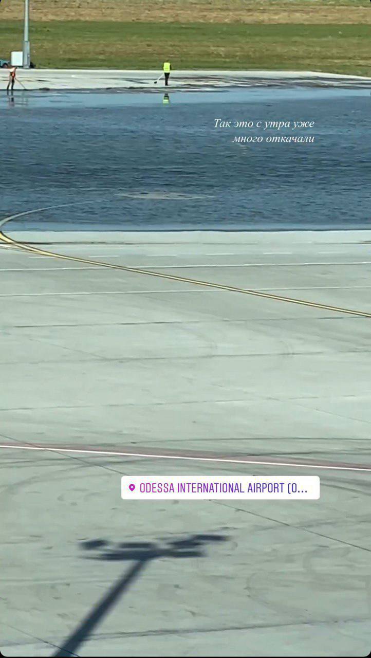 В Международном аэропорту "Одесса" мощный ливень, прошедший в ночь на четверг, 22 июля, затопил новую взлетную полосу, которую недавно ввели в эксплуатацию dqxikeidqxiqqeant