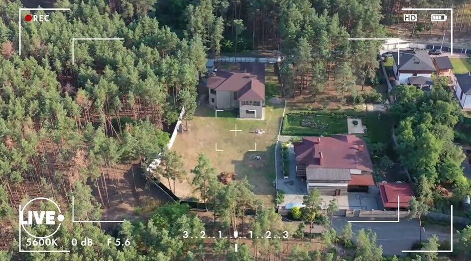 Юзик строит дачу под Борисполем.