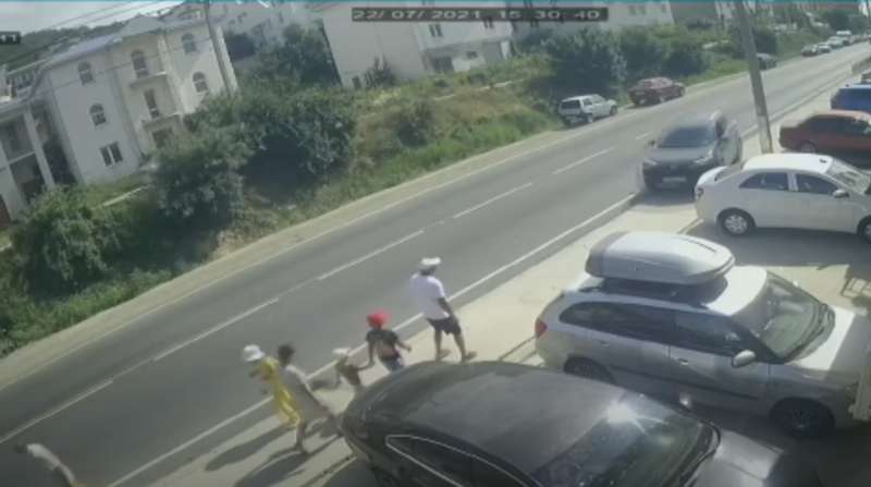 Момент столкновения автомобиля с пешеходами. dqxikeidqxitkant