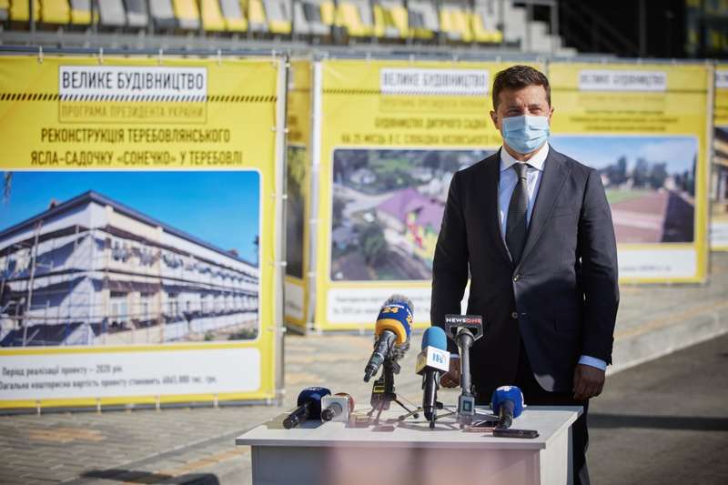 «Я хотів би бути президентом, якого запам’ятають як людину...» (фото: president.gov.ua)