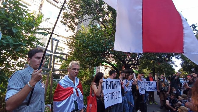 Гаага: в Киеве активисты пикетируют посольство Беларуси с требованием прекратить репрессии 16 Гаага: в Киеве активисты пикетируют посольство Беларуси с требованием прекратить репрессии 16