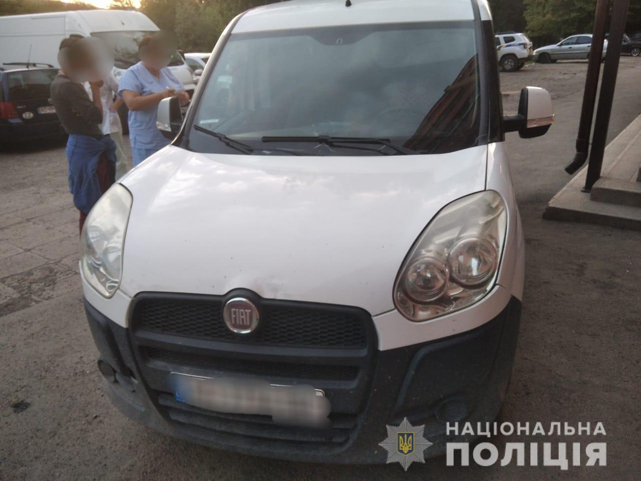 Девочка попала под колеса Fiat Doblo.