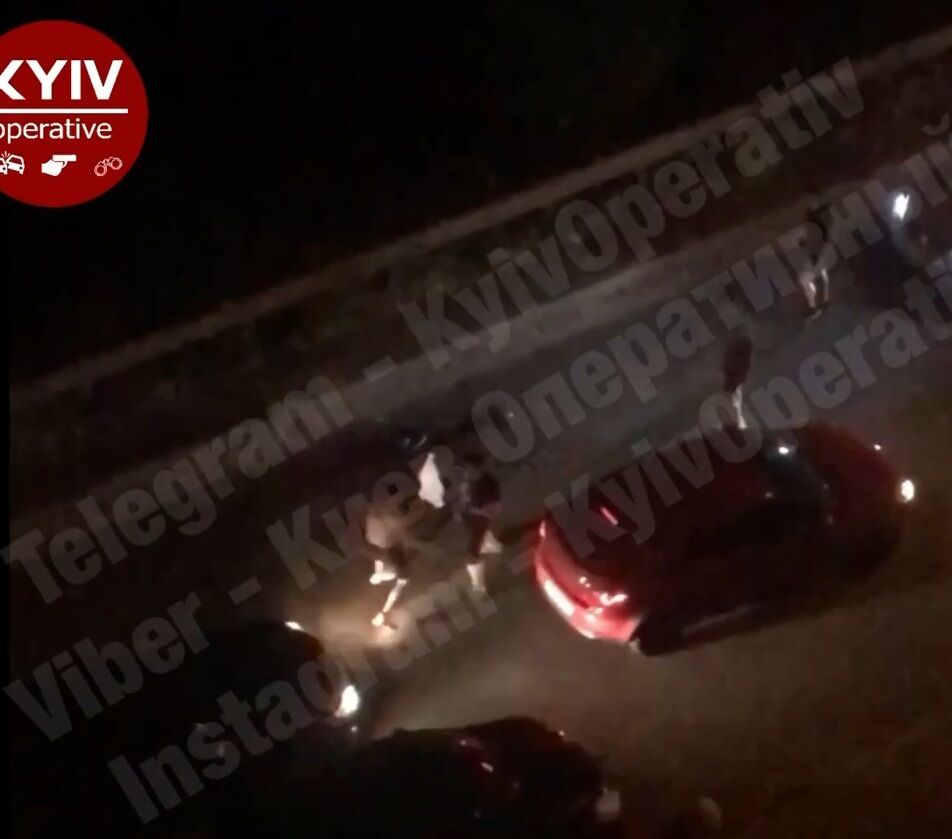 Андрей Фединчик устроил скандал посреди улицы в Киеве и набросился на водителя dqxikeidqxiqqeant