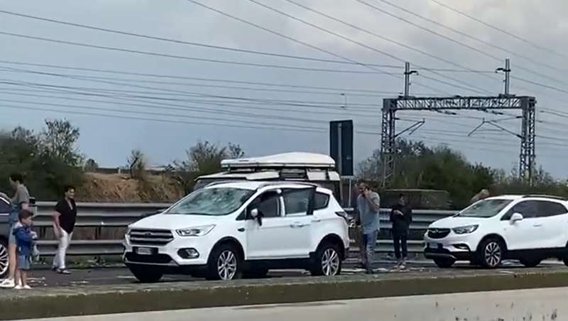 Из-за града у машин разбились стекла. dqxikeidqxitkant