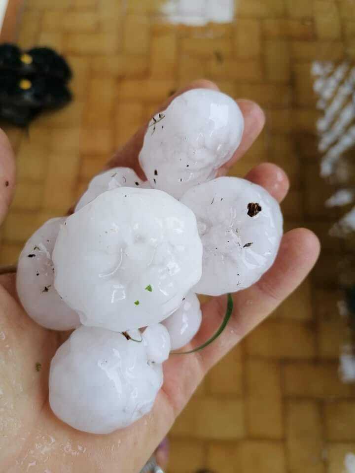 В Италии выпал большой град.