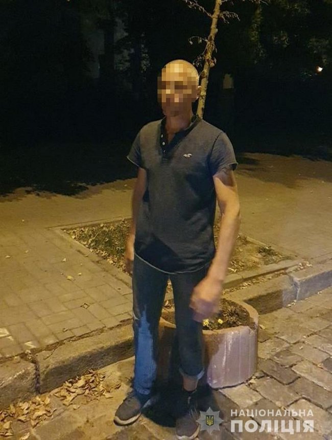 Мужчина повредил клумбы на Алее Героев Небесной Сотни в Киеве, - Нацполиция 02