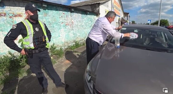 Мужчина угрожал активистам и полицейским