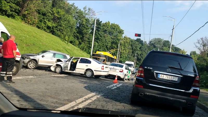 Движение транспорта серьезно осложнено.