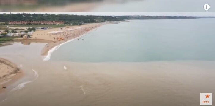 Загрязненная вода в море