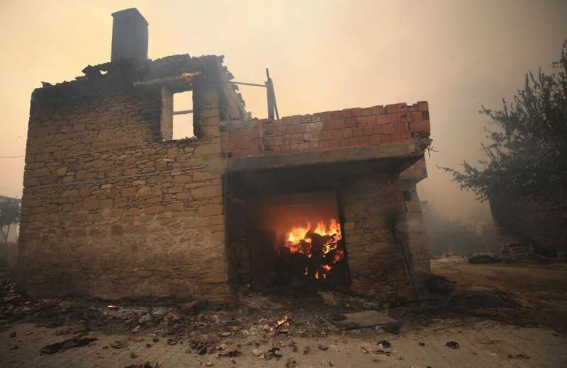 Пожары уничтожили дома.