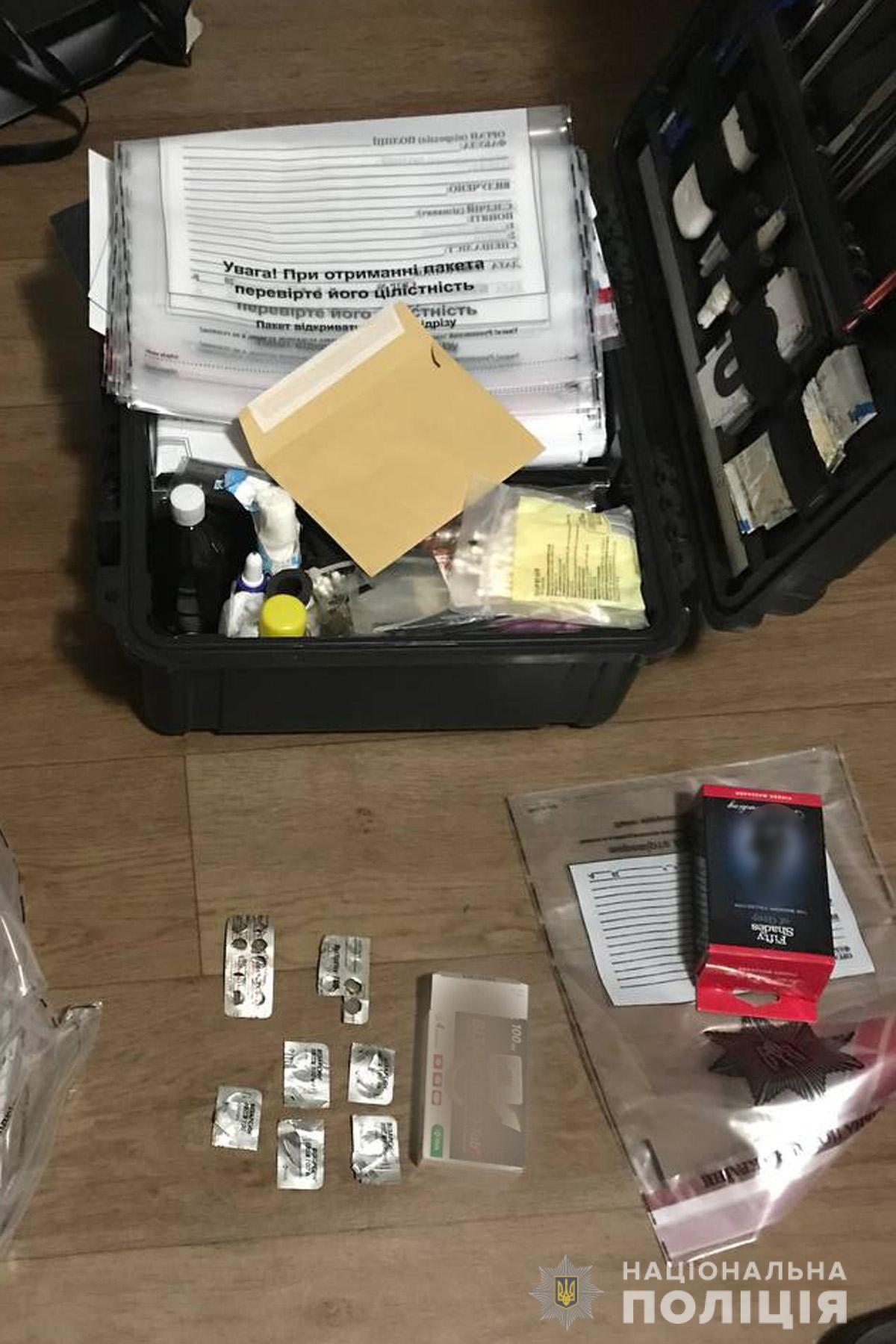 Подозреваемый угрожал ребенку, бил и пытался изнасиловать.