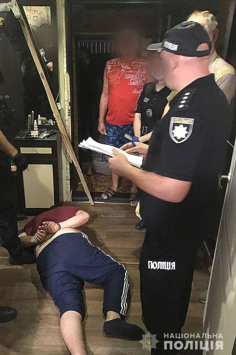 Незнакомый мужчина пригласил ребенка к себе домой, где начал бить и пытался изнасиловать.