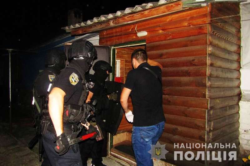 На место совершения преступления выехали следственно-оперативная группа Черниговского районного управления полиции.