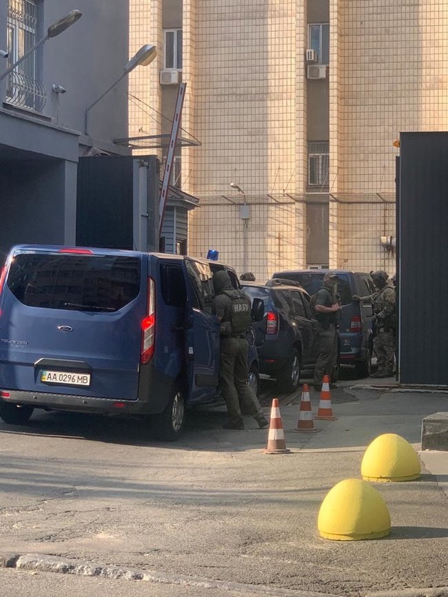 НАБУ пытается задержать находящегося в руках СБУ Чауса 03